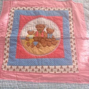 Child’s light teddy bear quilt / blanket.